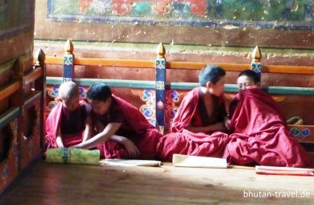 junge mnche im bumthang dzong